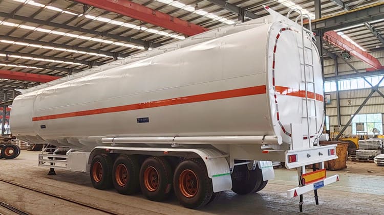 Semi-remorque citerne à carburant à 4 essieux en Papouasie-Nouvelle-Guinée