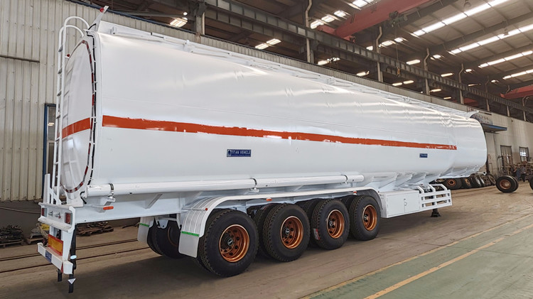 Semi-remorque citerne à carburant à 4 essieux en Papouasie-Nouvelle-Guinée